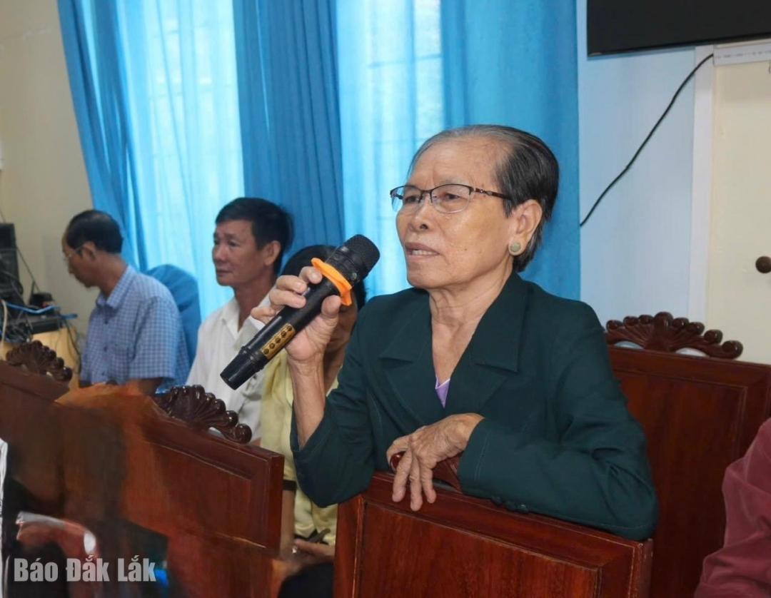 Cử tri Nguyễn Thị Sim, xã Ô Loan, phát biểu ý kiến tại buổi tiếp xúc.