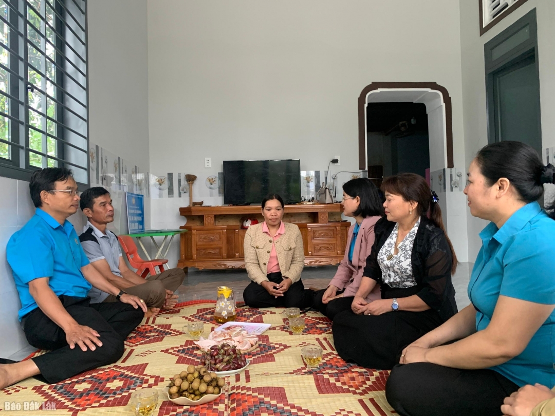 LĐLĐ tỉnh cùng đại diện chính quyền trao kinh phí hỗ trợ xây dựng nhà cho đoàn viên H Yuh Ayun, buôn Cuôr Đăng.