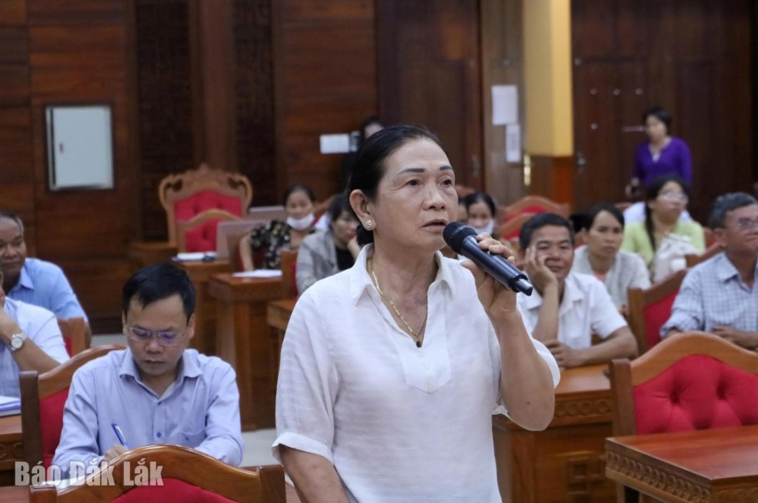 Cử tri phường Thành Nhất nêu ý kiến tại hội nghị.