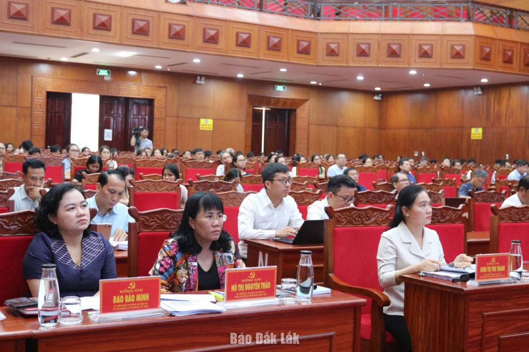 Các đồng chí Ủy viên Ban Thường vụ Tỉnh ủy tham dự hội nghị tập huấn tại điểm cầu Tỉnh ủy Đắk Lắk.