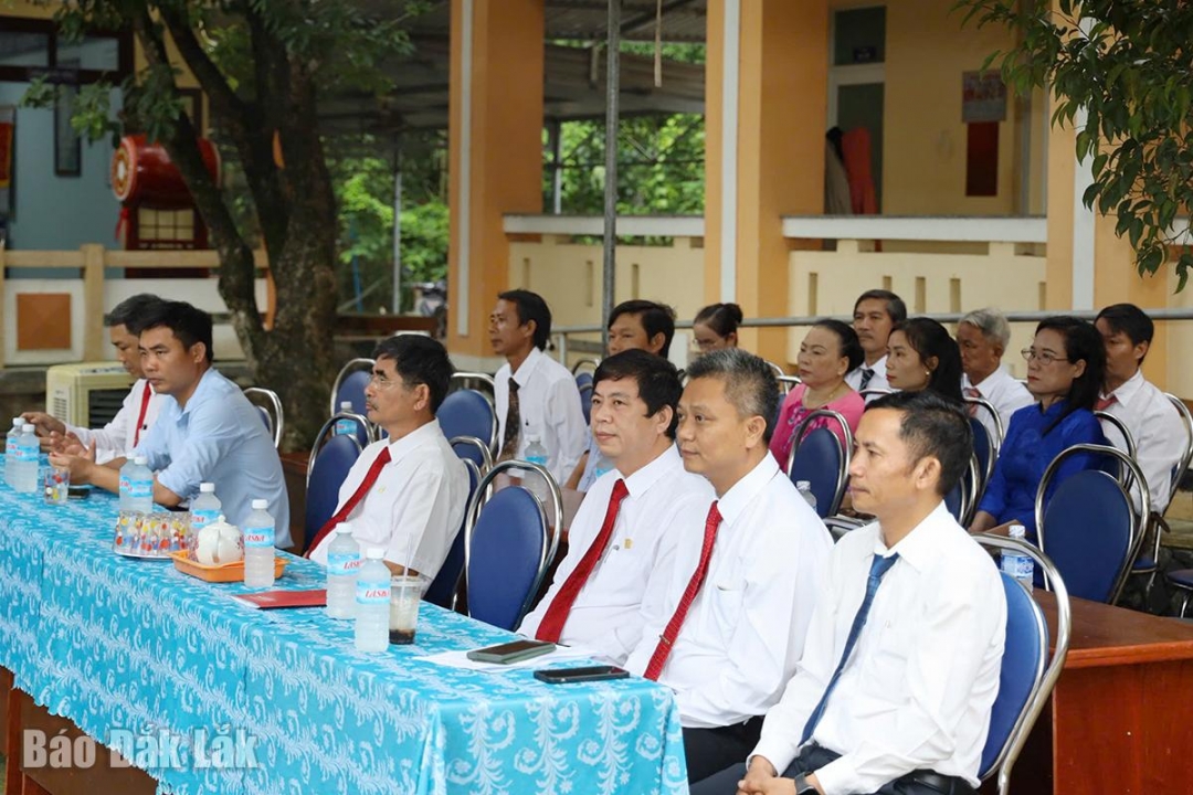 Các đại biểu đến dự lễ khai giảng năm học mới 2025 -2026 và khánh thành, bàn giao công trình 6 phòng học bộ môn tại Trường THCS Nguyễn Viết Xuân (xã Xuân Lãnh).