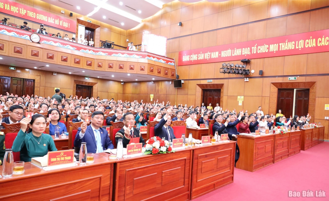 Các đại biểu biểu quyết thông qua số lượng Đoàn Chủ tịch.
