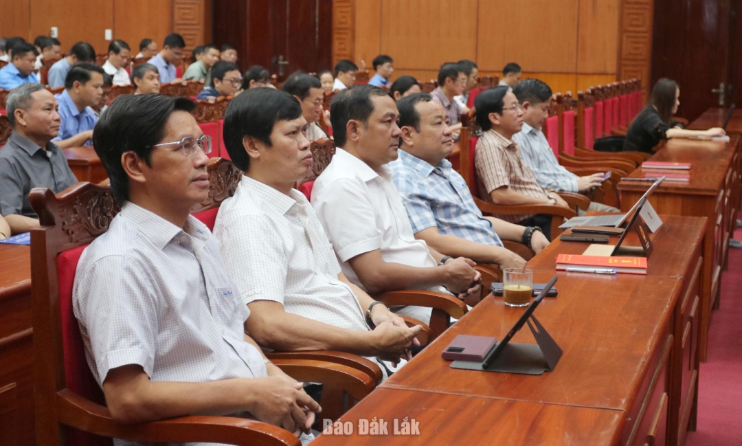 Các đại biểu tham dự hội nghị.