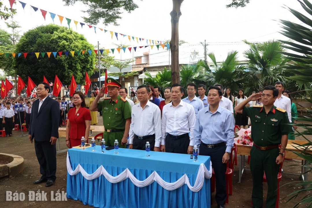 Các đại biểu tham dự buổi lễ.