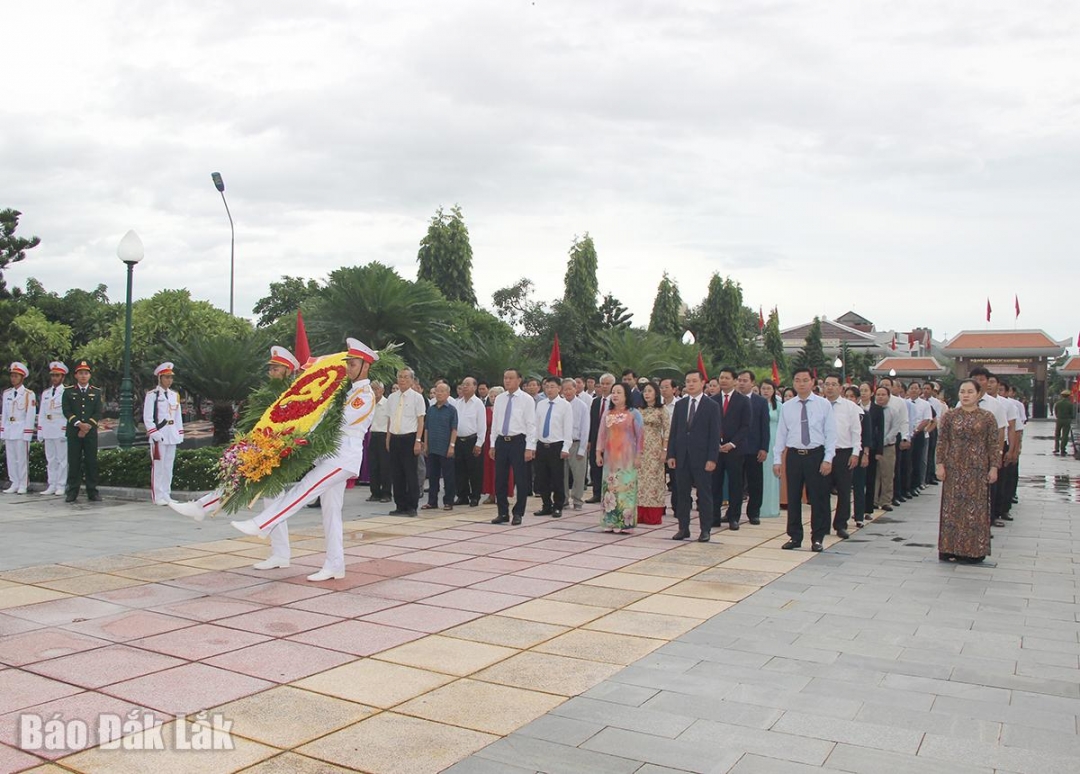 Đoàn đại biểu Tỉnh ủy, HĐND, UBND, Ủy ban MTTQ Việt Nam tỉnh dâng hoa tưởng niệm các anh hùng liệt sĩ tại đài tưởng niệm Nghĩa trang liệt sĩ tỉnh khu vực phía Đông.