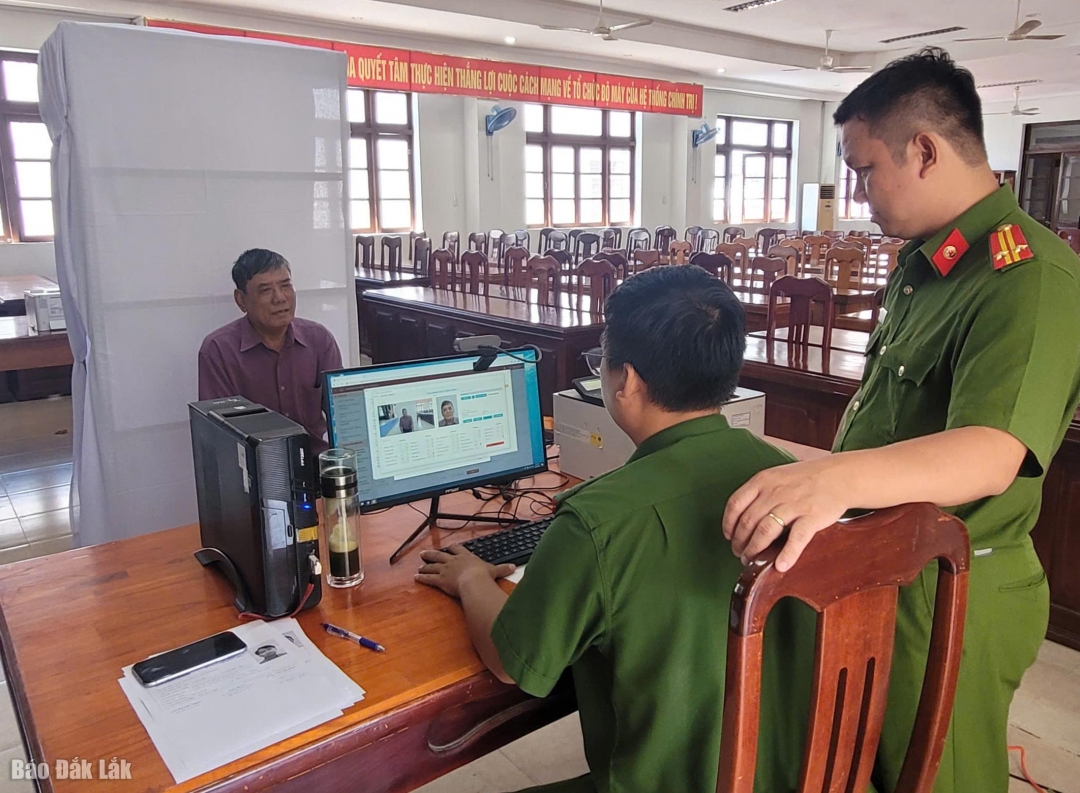 Công an phường Tuy Hòa triển khai thu nhận hồ sơ cấp đổi thẻ đảng viên.