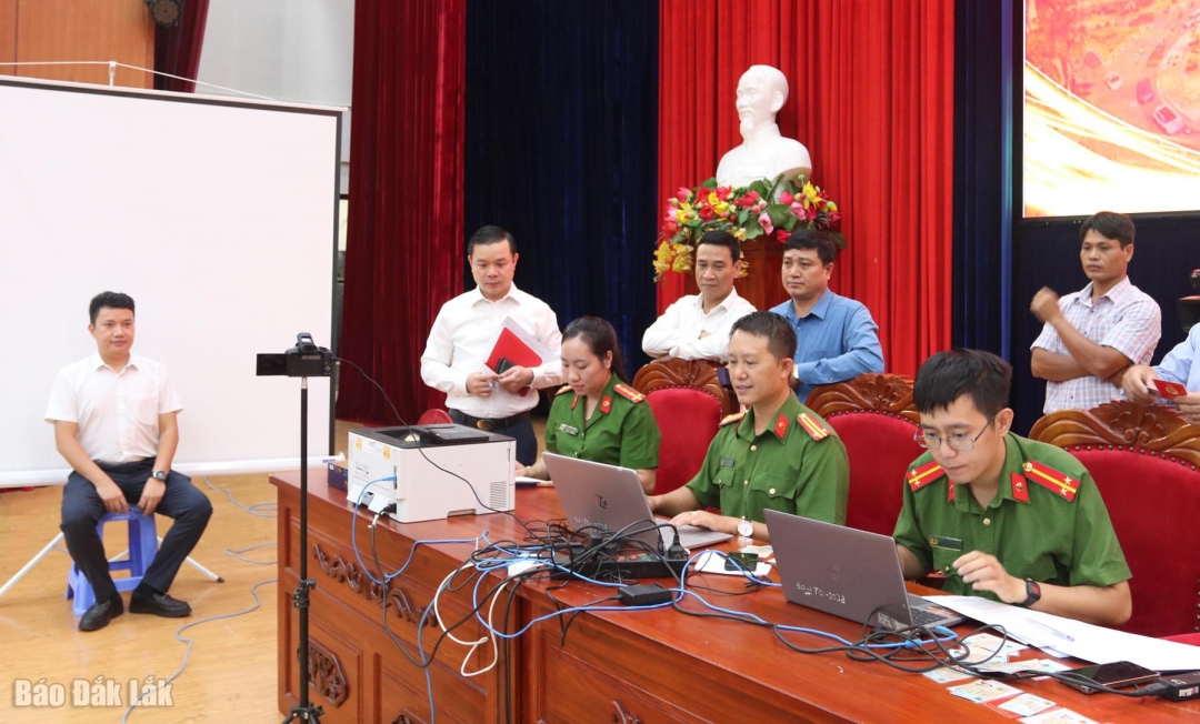 Phó Bí thư Tỉnh ủy Đỗ Hữu Huy kiểm tra công tác triển khai thu nhận hồ sơ cấp đổi Thẻ đảng viên.