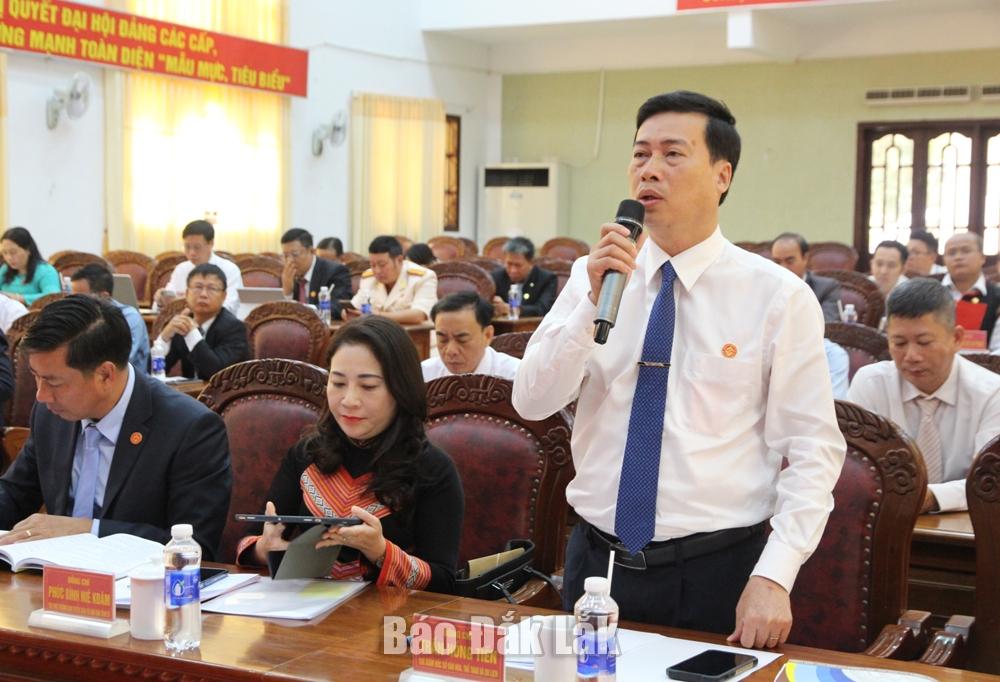 Tỉnh ủy viên, Giám đốc Sở Văn hóa, Thể thao và Du lịch Trần Hồng Tiến đóng góp ý kiến.