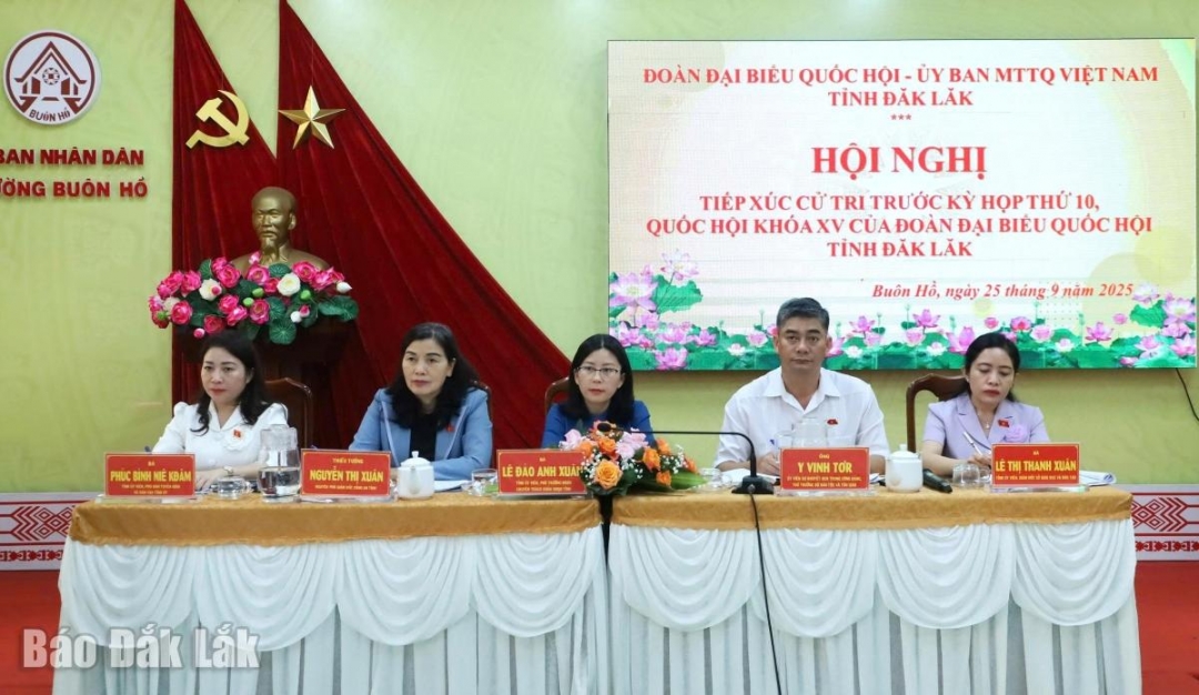 Tổ đại biểu số 1 Đoàn ĐBQH tỉnh tiếp xúc cử tri tại phường Buôn Hồ.
