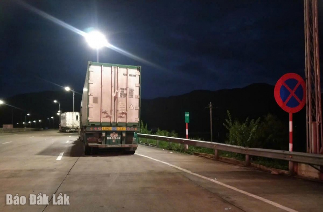 Nhiều phương tiện đậu trên đường dẫn vào hầm đường bộ Đèo Cả dù có biển cấm.