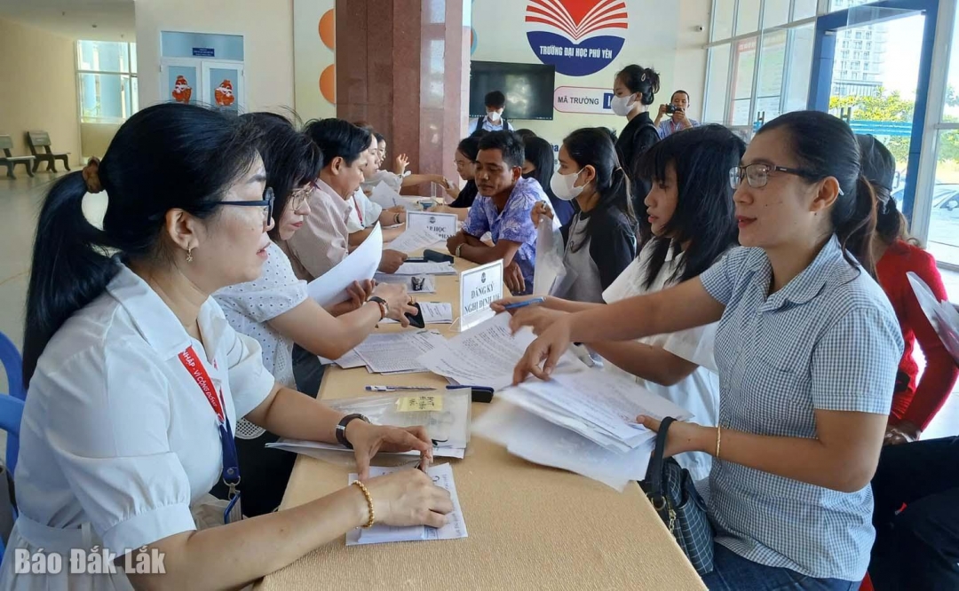 Tân sinh viên làm hồ sơ nhập học.