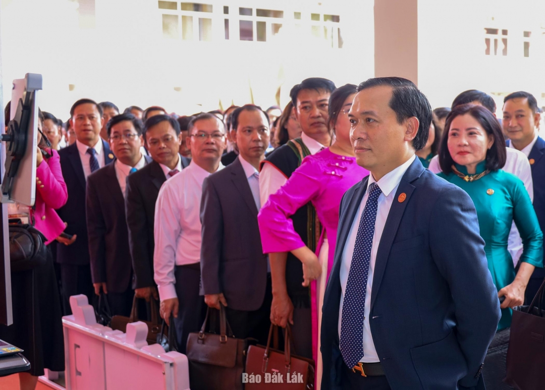 Các đại biểu dự đại hội điểm danh qua app.