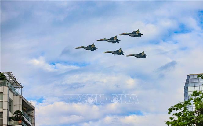 Màn trình diễn của máy bay tiêm kích Su-30MK2 trên bầu trời Hà Nội. Ảnh: TTXVN