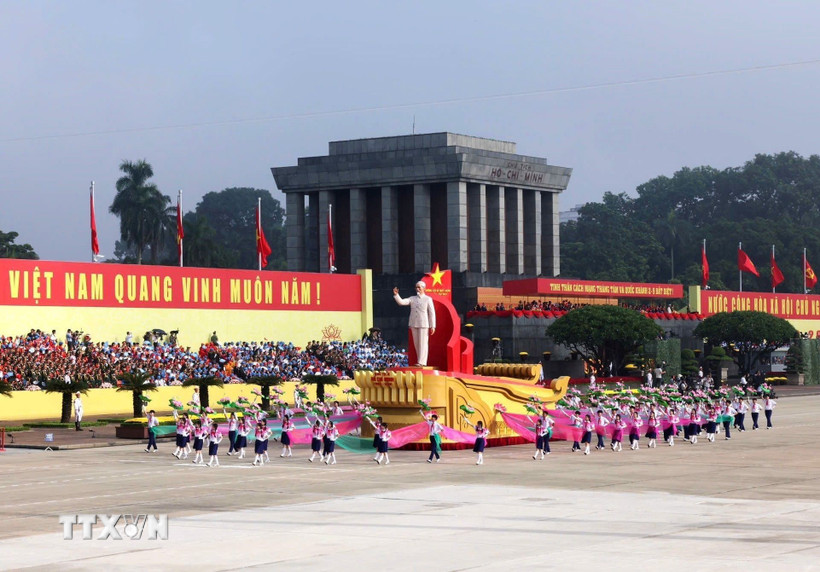 Xe rước chân dung Chủ tịch Hồ Chí Minh. Ảnh: TTXVN