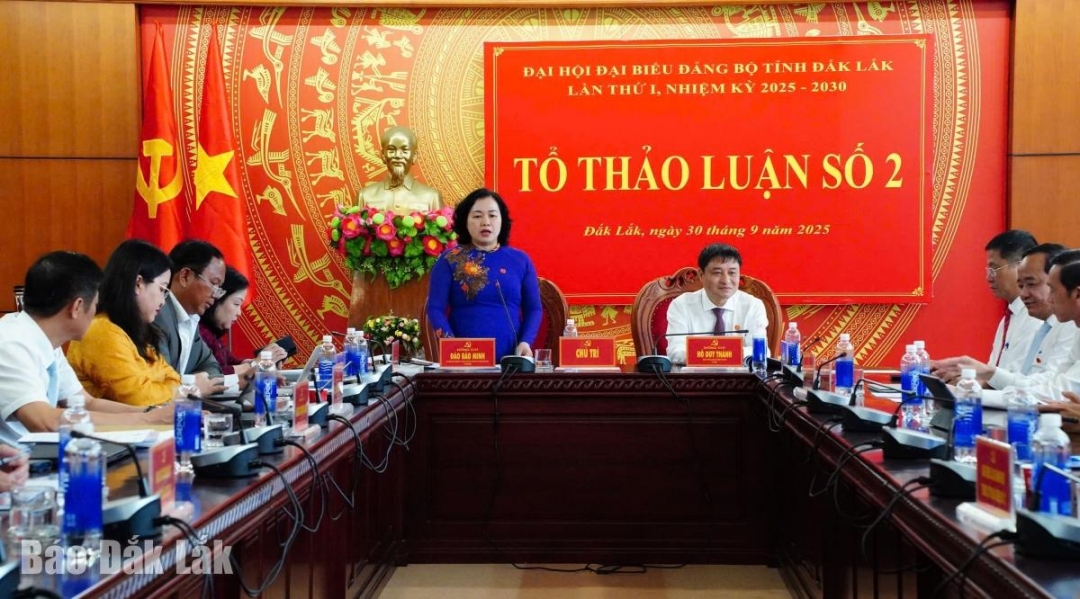 Đồng chí Đào Bảo Minh, Ủy viên Ban Thường vụ Tỉnh ủy, Bí thư Đảng ủy, Chủ tịch HĐND phường Tuy Hòa điều hành nội dung thảo luận tại Tổ 2.