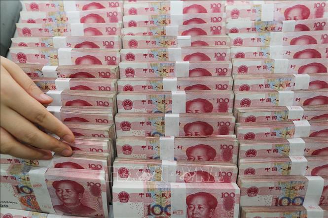 Đồng NDT tại một ngân hàng ở Giang Tô, Trung Quốc. Ảnh: AFP/TTXVN