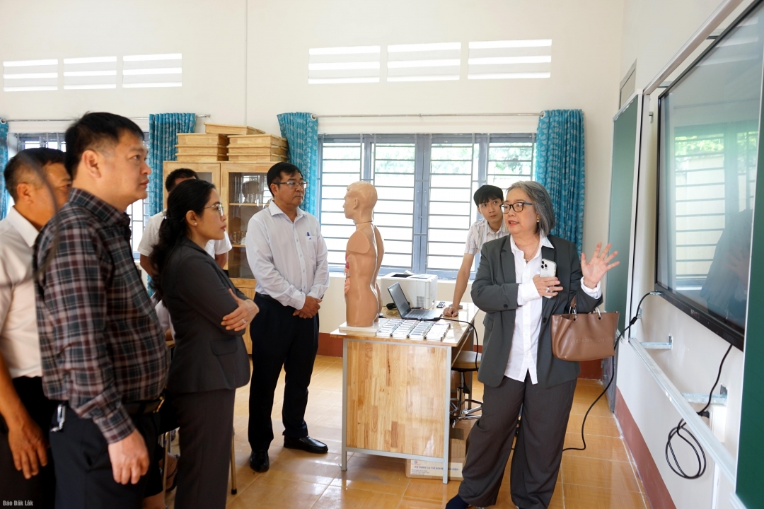 Giám đốc Công ty Cổ phần Nghe nhìn giáo dục Bùi Thị Hải Hạnh (bìa phải) giới thiệu các thiết bị trong phòng học