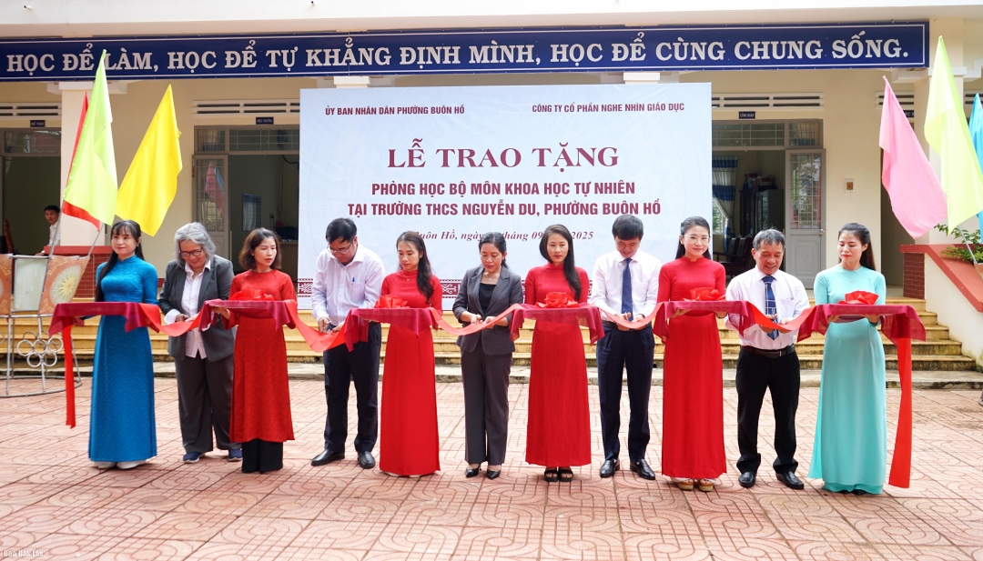 Đại biểu cắt băng khánh thành phòng học bộ môn Khoa học tự nhiên