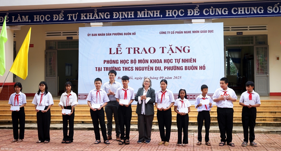 Đại diện lãnh đạo Công ty trao học bổng cho các em học sinh
