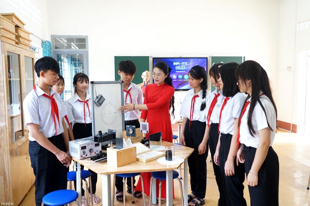 Giáo viên và học sinh nhà trường tìm hiểu và làm quen với các thiết bị phòng học bộ môn Khoa học tự nhiện
