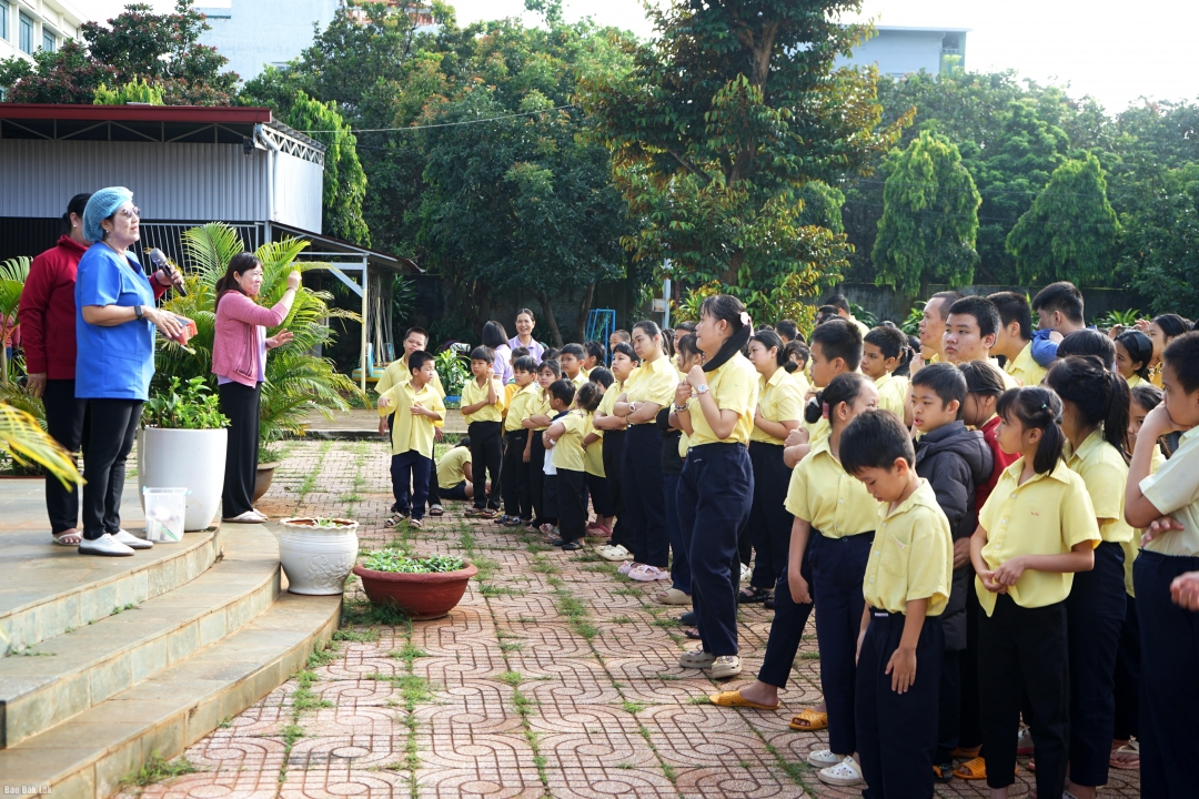 Thành viên Tổ chức Smile Outreach Foundation hướng dẫn cách vệ sinh răng miệng