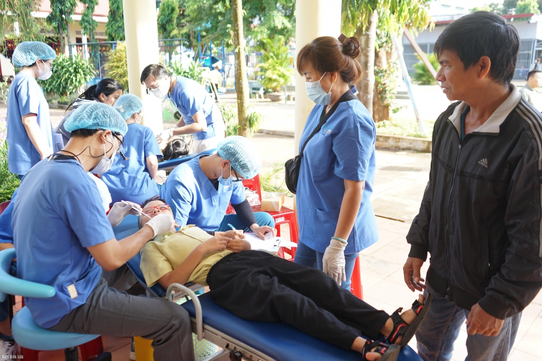Các em học sinh tại Trung tâm được khám và kiểm tra răng 