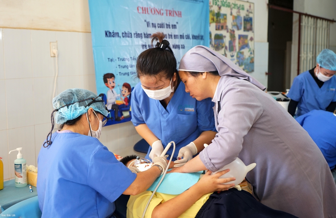 Điều trị răng miễn phí cho các em tại Trung tâm