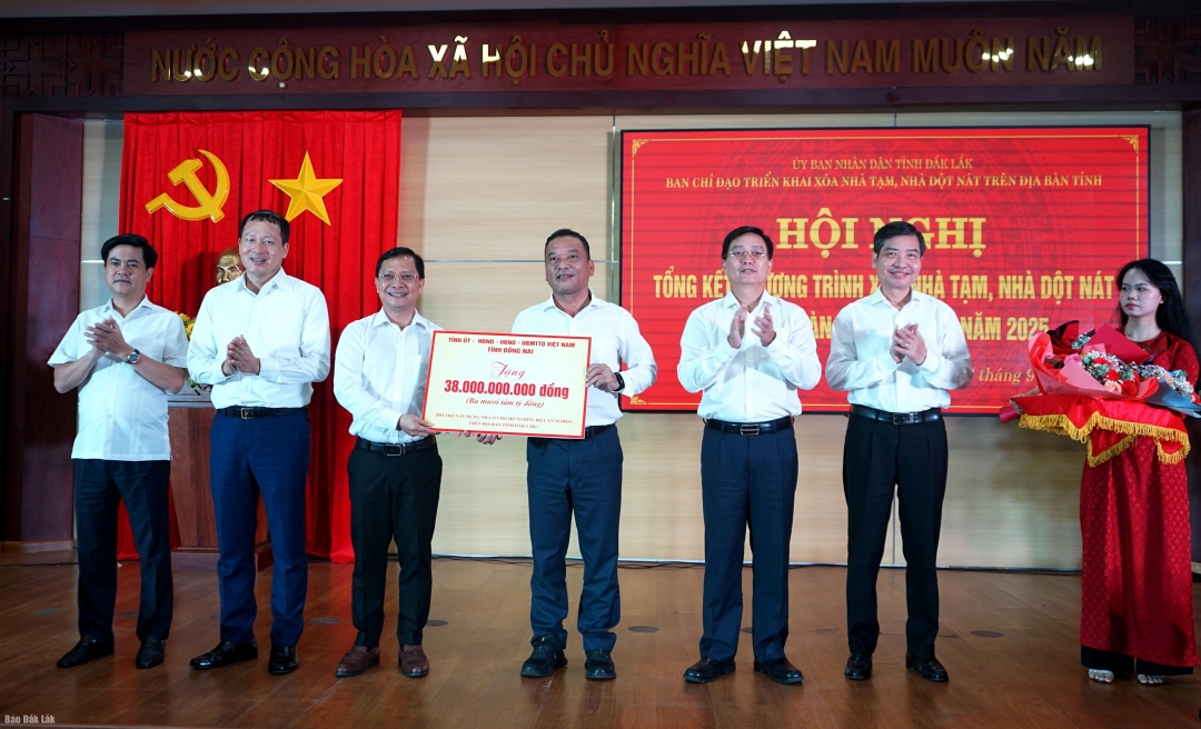 Tỉnh ủy, HĐND, UBND, Uỷ ban MTTQ Việt Nam tỉnh Đồng Nai đã trao tặng kinh phí hỗ trợ xây dựng nhà ở cho hộ nghèo, hộ cận nghèo trên địa bàn tỉnh Đắk Lắk