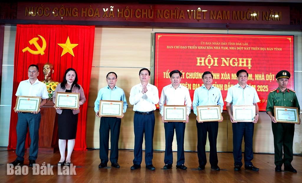 Bí thư Tỉnh ủy Nguyễn Đình Trung tặng Bằng khen cho các tập thể