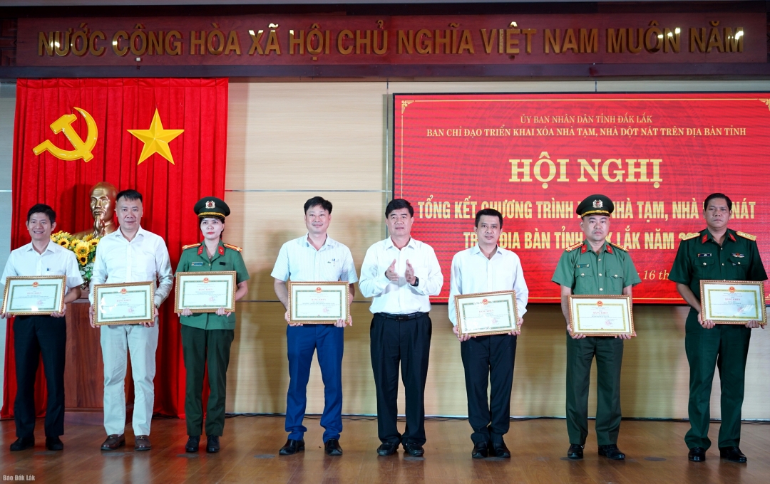 Tỉnh ủy viên, Phó Chủ tịch UBND tỉnh Nguyễn Thiên Văn trao bằng khen cho các cá nhân