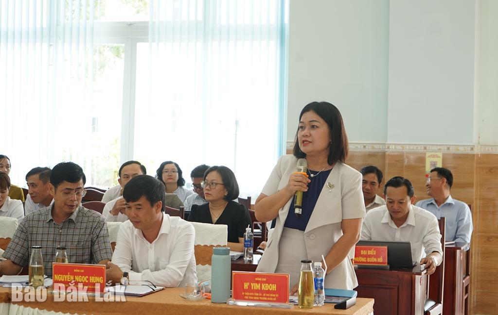 Bí thư Đảng ủy, Chủ tịch HĐND phường Buôn Hồ HYim Kđoh kiến nghị tại buổi làm việc