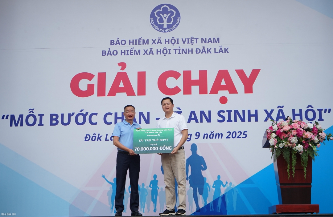 Ngân hàng Thương mại cổ phần Ngoại thương Việt Nam Chi nhánh Đắk Lắk trao bang tượng trưng số tiến hỗ trợ tặng thẻ BHYT cho người dân có hoàn cảnh khó khăn
