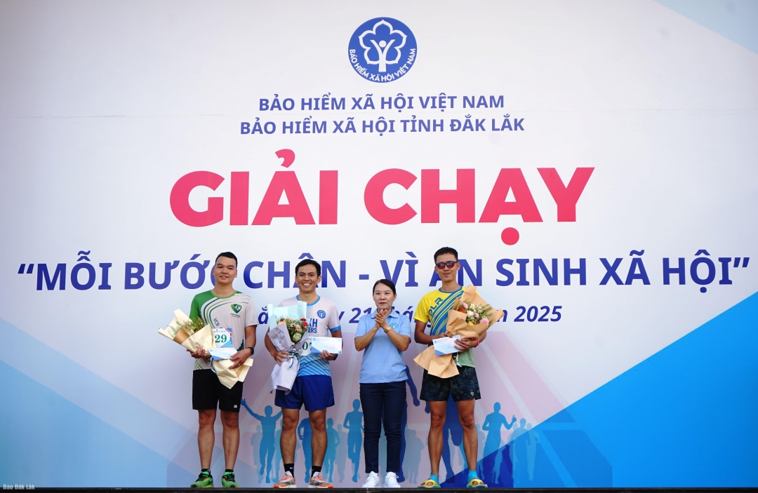 Ban tổ chức trao giải cho các vận động viên về Nhất, Nhì và Ba nội dụng chạy 7km nam