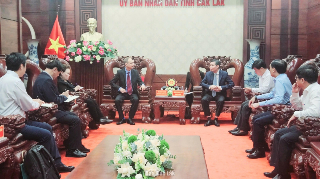 Các đại biểu tham dự buổi tiếp.