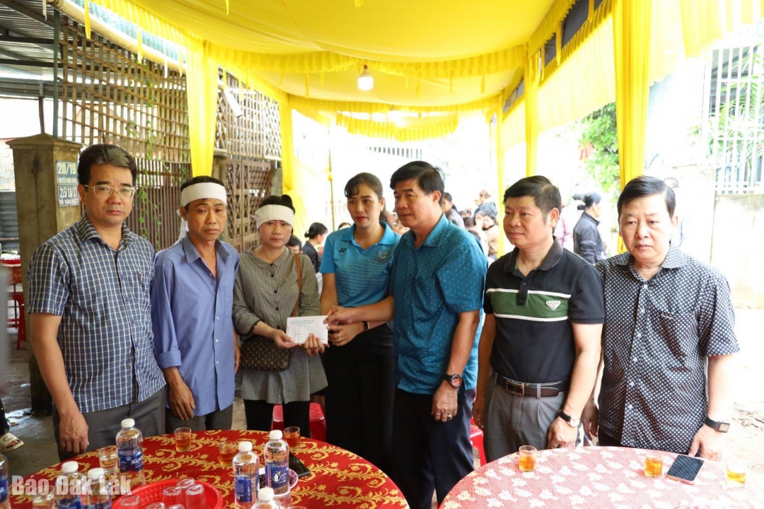 Lãnh đạo tỉnh thăm hỏi, trao tiền hỗ trợ cho gia đình nạn nhân.