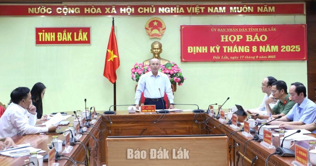 Phó Chủ tịch UBND tỉnh Trương Công Thái chủ trì buổi họp báo. 