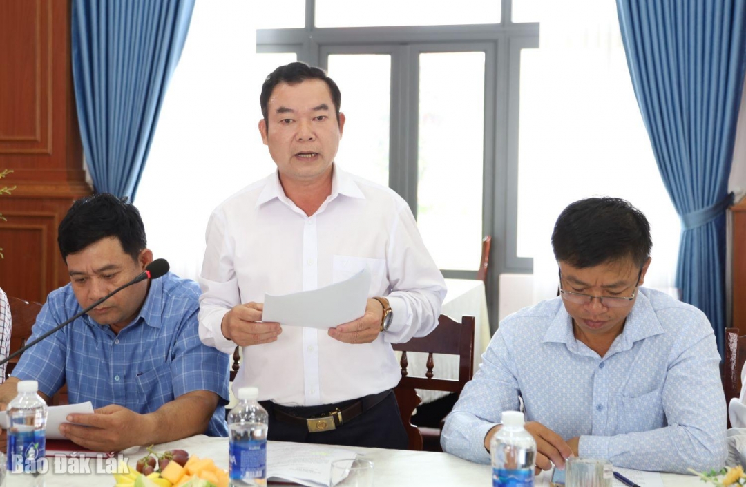Đại diện lãnh đạo xã Krông Pắc trình bày báo cáo.