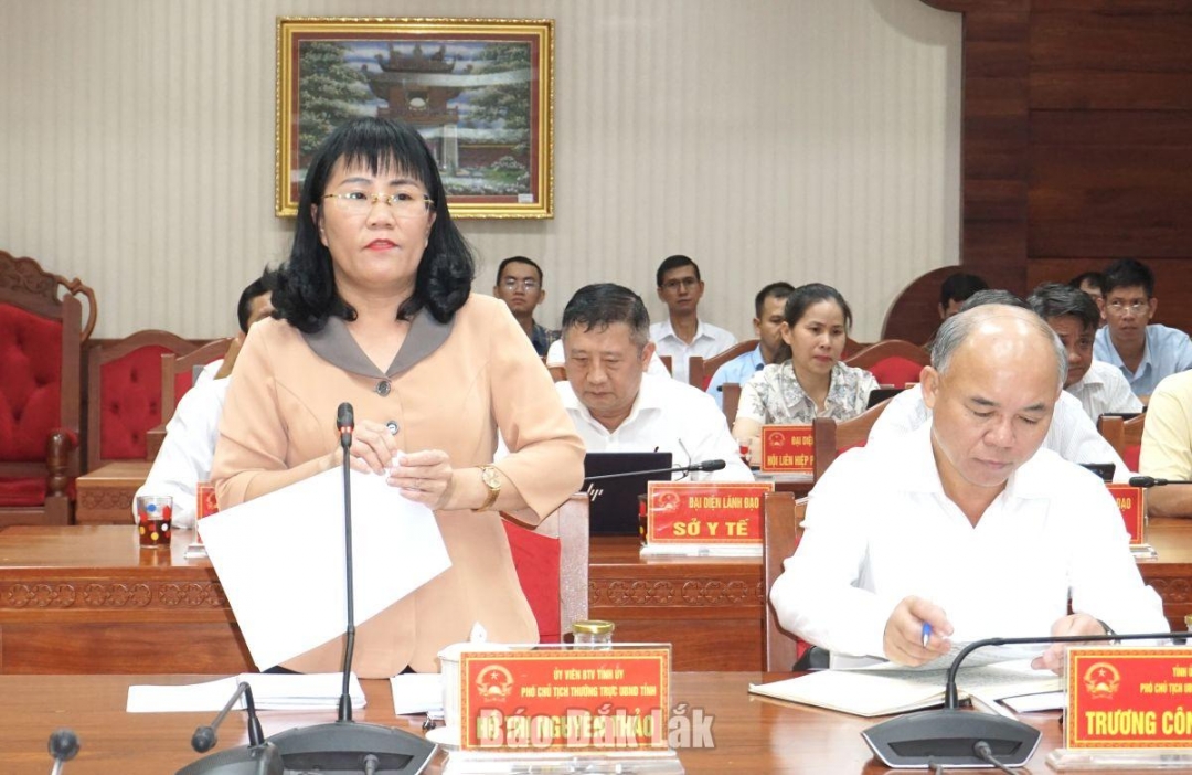 Phó Chủ tịch Thường trực UBND tỉnh Hồ Thị Nguyên Thảo điều hành phầm tham luận tại hội nghị.