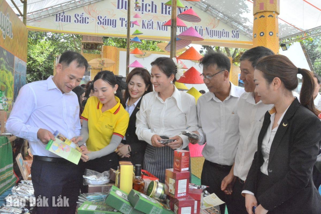Các đại biểu tham quan khu vực trưng bày giới thiệu du lịch Hà Nội và tỉnh Đắk Lắk.