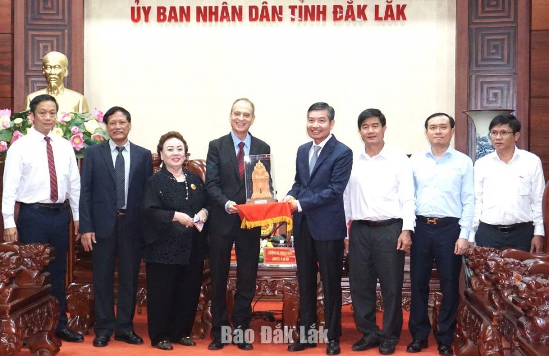 Phó Bí thư Tỉnh ủy, Chủ tịch UBND tỉnh Tạ Anh Tuấn trao quà lưu niệm tặng