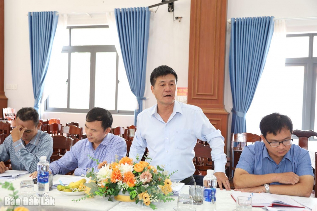 Đại diện Sở Nội vụ phát biểu trao đổi.
