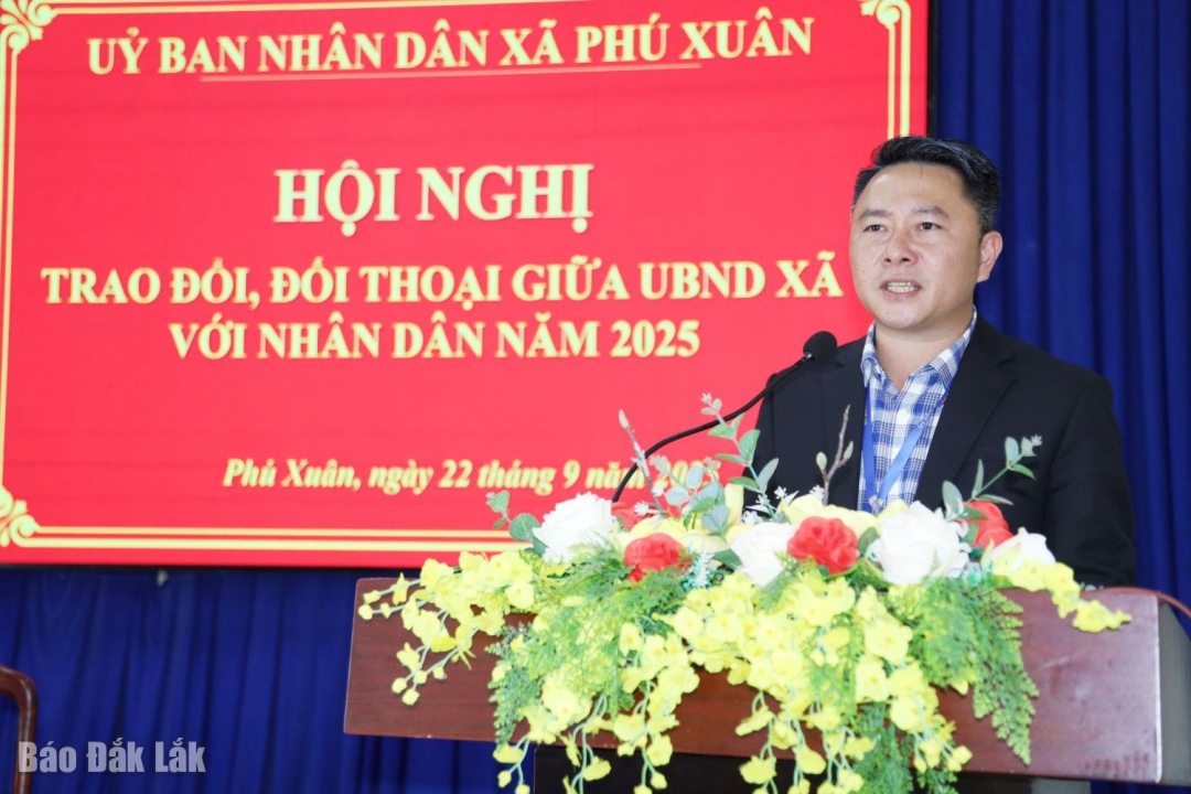 Ông Phan Tiến Thành, Chủ tịch UBND xã Phú Xuân trả lời ý kiến cử tri.