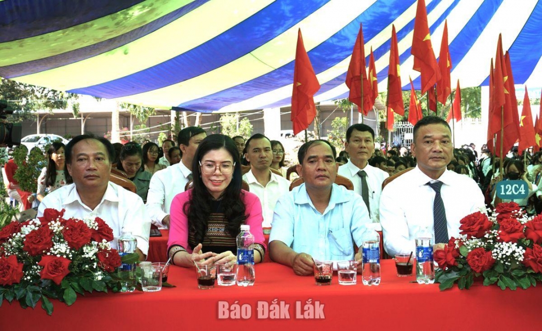 Các đại biểu tham dự buổi lễ.