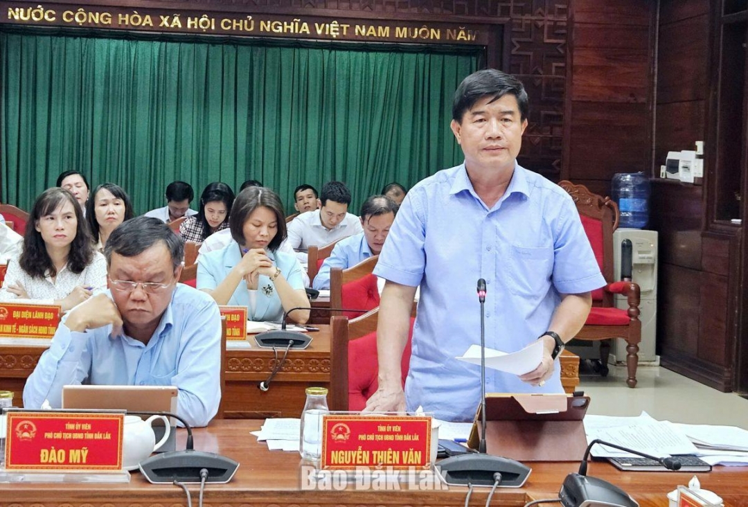 Phó Chủ tịch UBND tỉnh Nguyễn Thiên Văn trình bày danh mục các nội dung