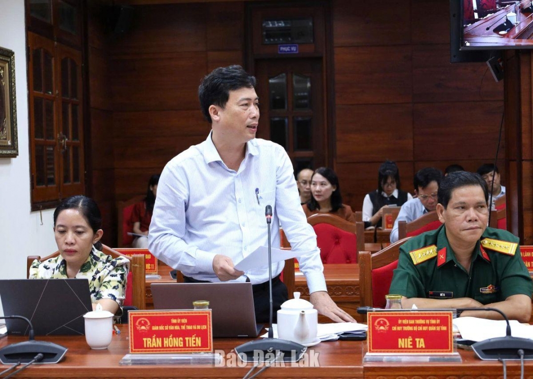 Giám đốc Sở Văn hóa - Thể thao và Du lịch Trần Hồng Tiến báo cáo tại phiên họp.