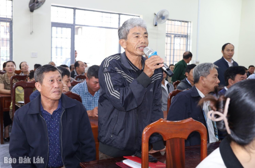 Cử tri Hoàng Bá Huynh, thôn 2 đặt câu hỏi thảo luận.
