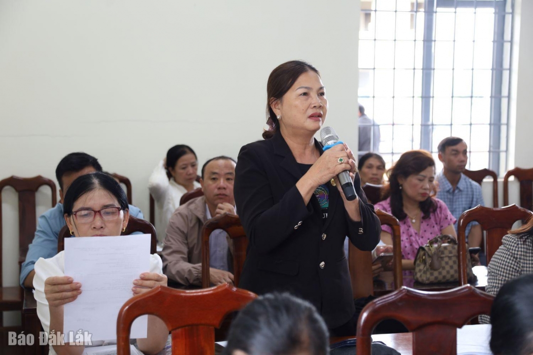 Cử tri thôn 13 Nguyễn Thị Xuân tham gia ý kiến.