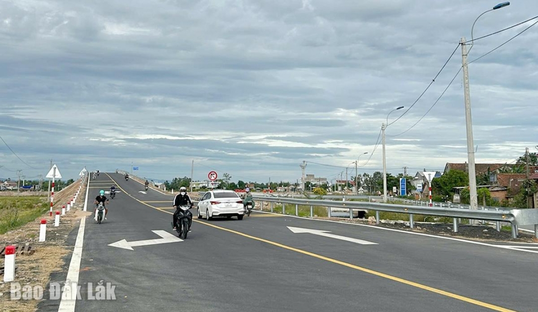 Các phương tiện lưu thông tạm thời trên đường ngang cải tuyến ĐT645