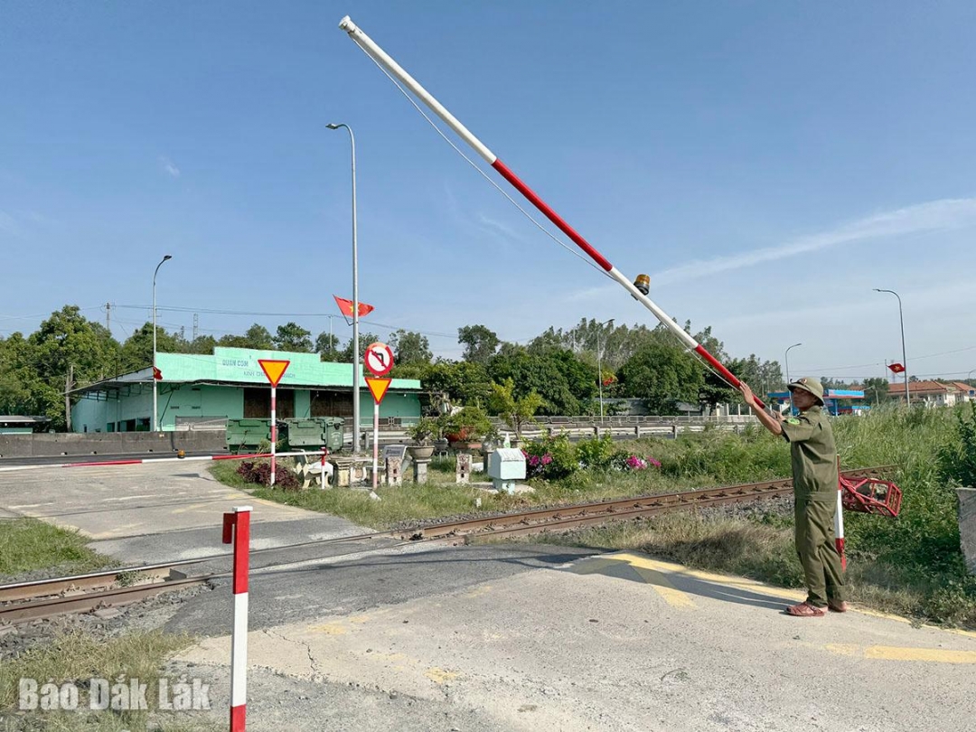 Một đường ngang dân sinh giao nhau với đường sắt đoạn qua phường Bình Kiến.