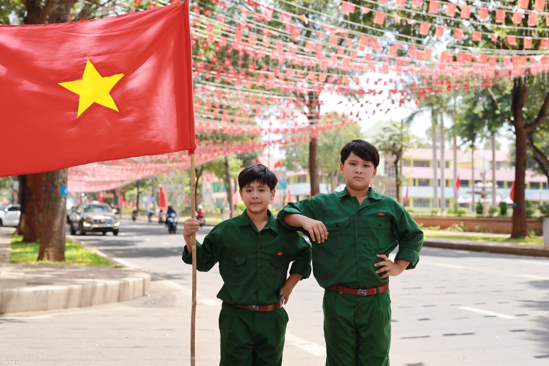 “Chiến sĩ nhí” lưu giữ khoảnh khắc tại đường cờ Tổ quốc rực rỡ